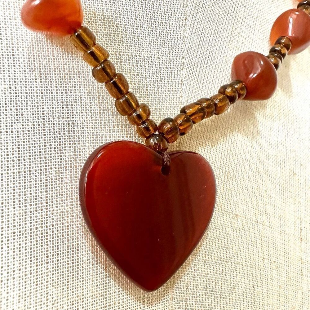Orange beaded heart pendant necklace - Picture 4 of 9